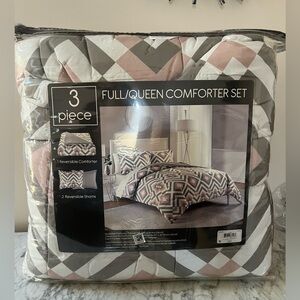 Brand new reversible 3-piece comforter set Size:Full/ Queen